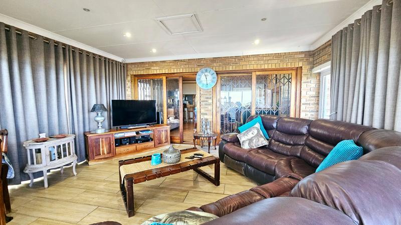 5 Bedroom Property for Sale in Reebok Western Cape